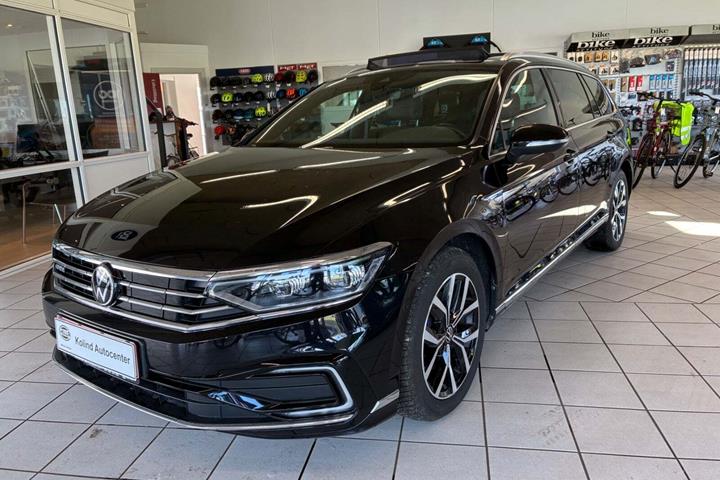 Sort VW Passat fra 2021 set udefra