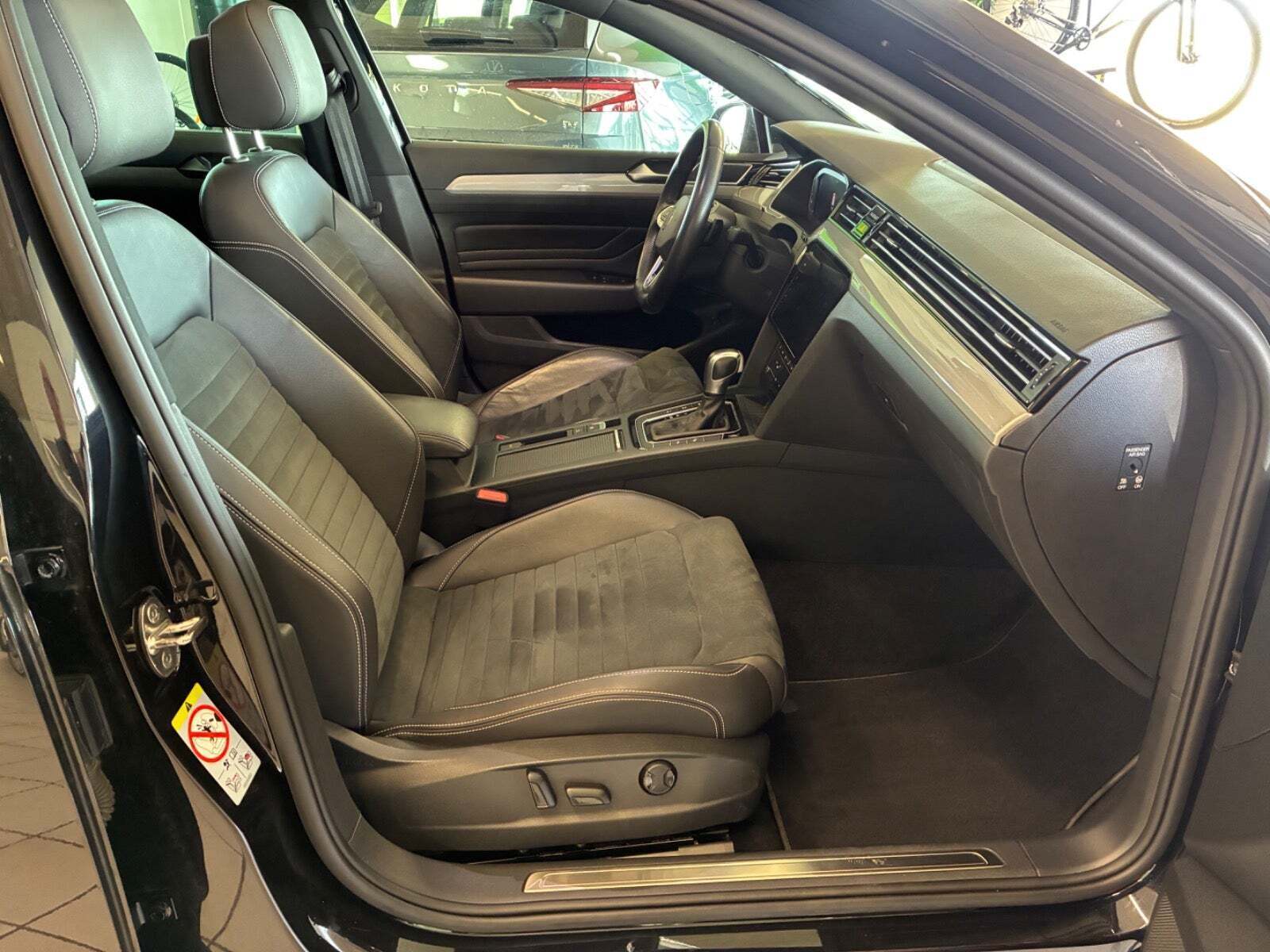 Sort VW Passat fra 2021