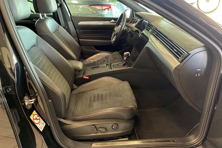 Sort VW Passat fra 2021
