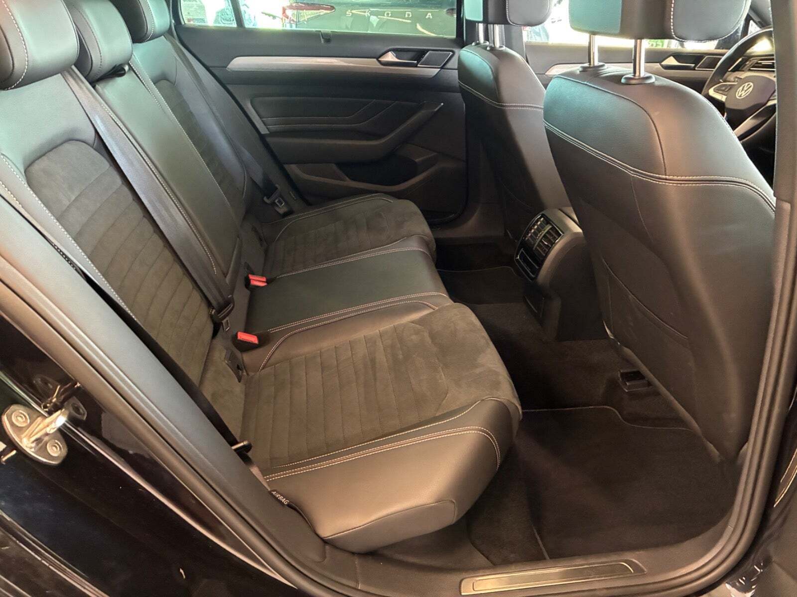 Sort VW Passat fra 2021