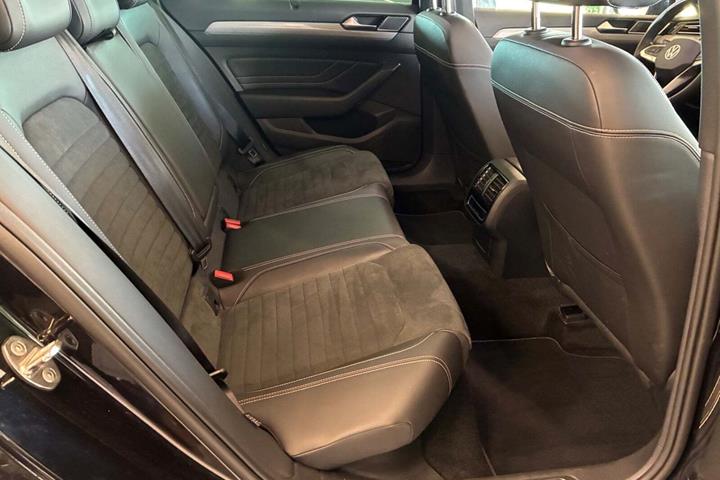 Sort VW Passat fra 2021