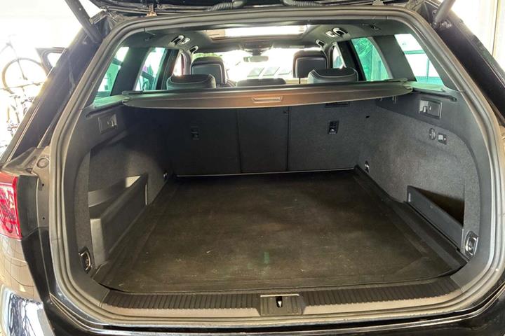 Sort VW Passat fra 2021