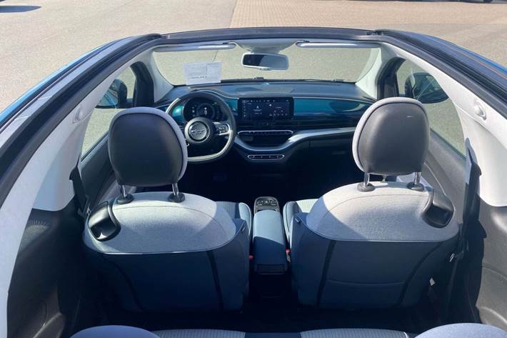 Blå Fiat 500e fra 2022