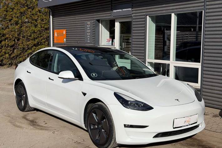 Hvid Tesla Model 3 fra 2023 set udefra