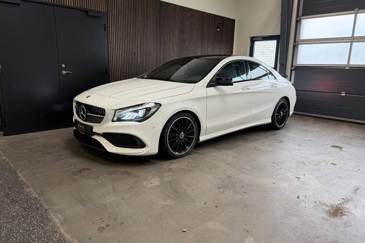 Hvid Mercedes CLA220 fra 2018 set udefra