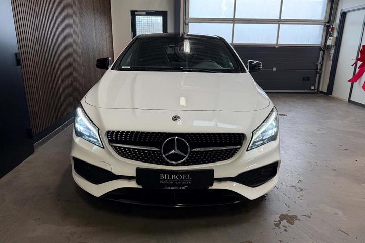 Hvid Mercedes CLA220 fra 2018 set udefra