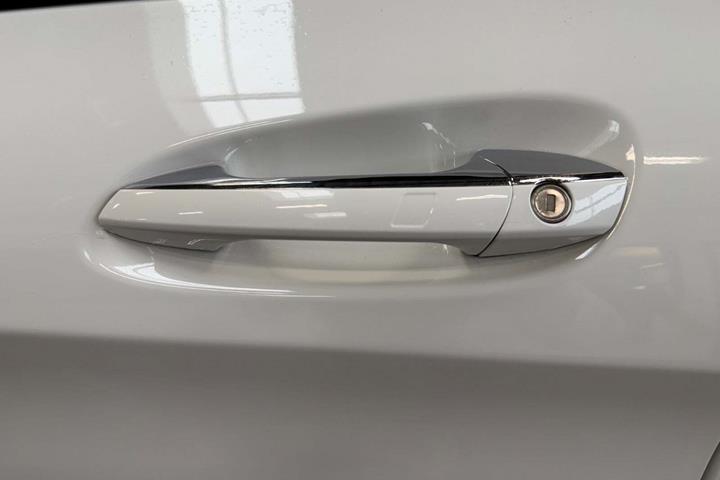 Hvid Mercedes CLA220 fra 2018 set udefra