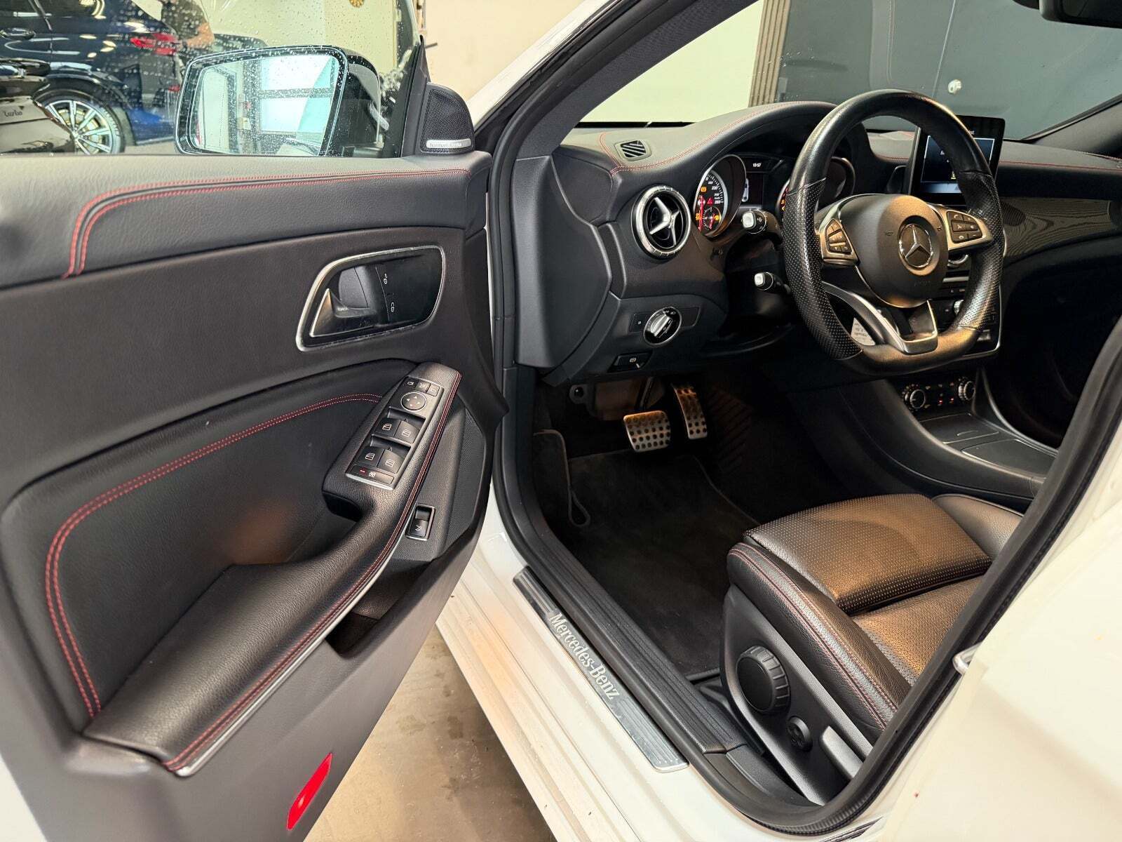 Hvid Mercedes CLA220 fra 2018 set indefra