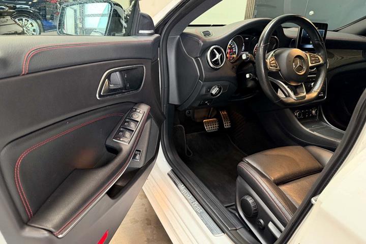 Hvid Mercedes CLA220 fra 2018 set indefra