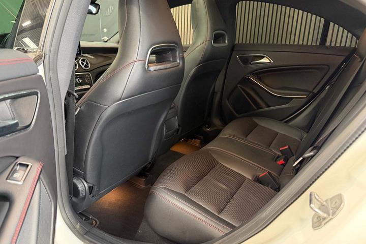 Hvid Mercedes CLA220 fra 2018 set indefra
