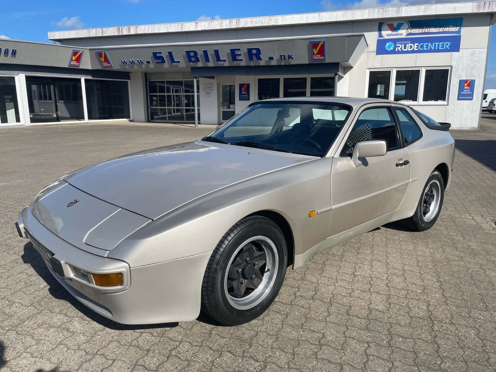 Beige Porsche 944 fra 1982