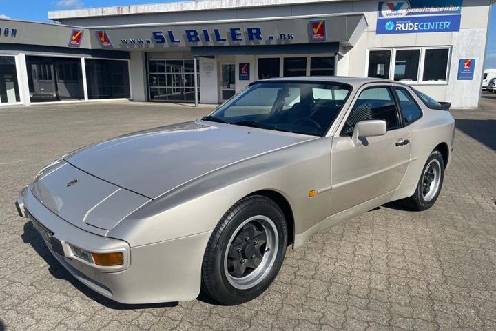 Beige Porsche 944 fra 1982 set udefra