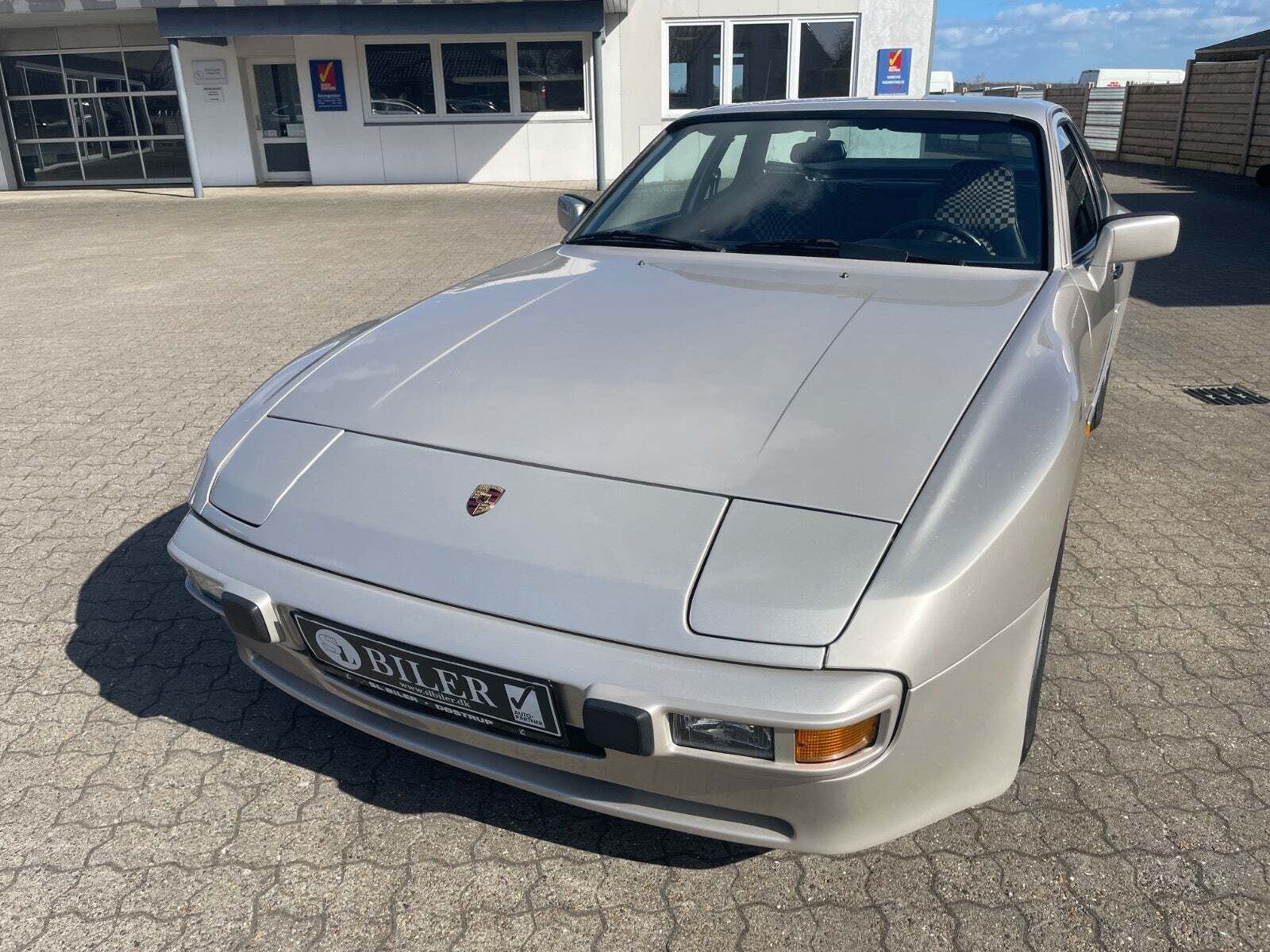 Beige Porsche 944 fra 1982