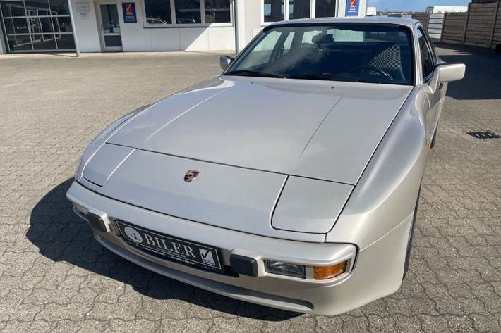Beige Porsche 944 fra 1982