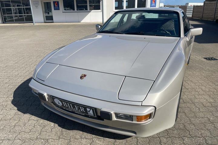 Beige Porsche 944 fra 1982 set udefra