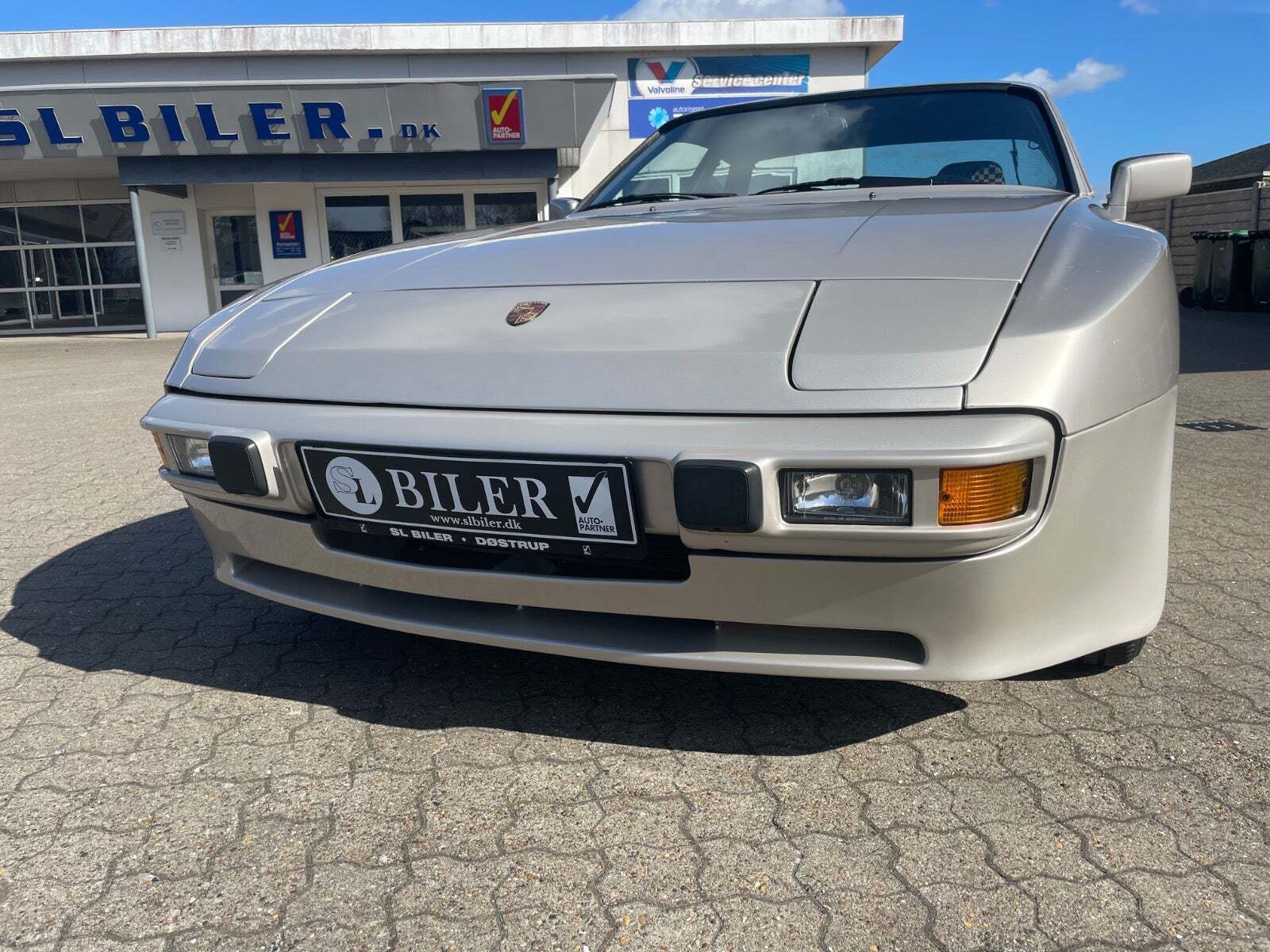 Beige Porsche 944 fra 1982 set udefra