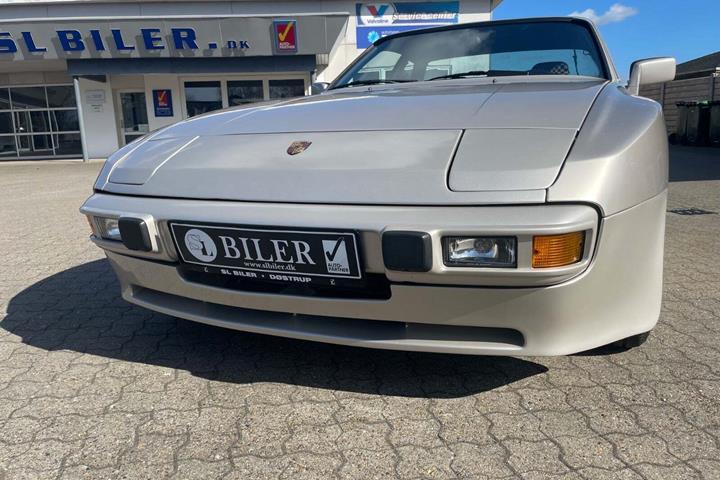 Beige Porsche 944 fra 1982 set udefra
