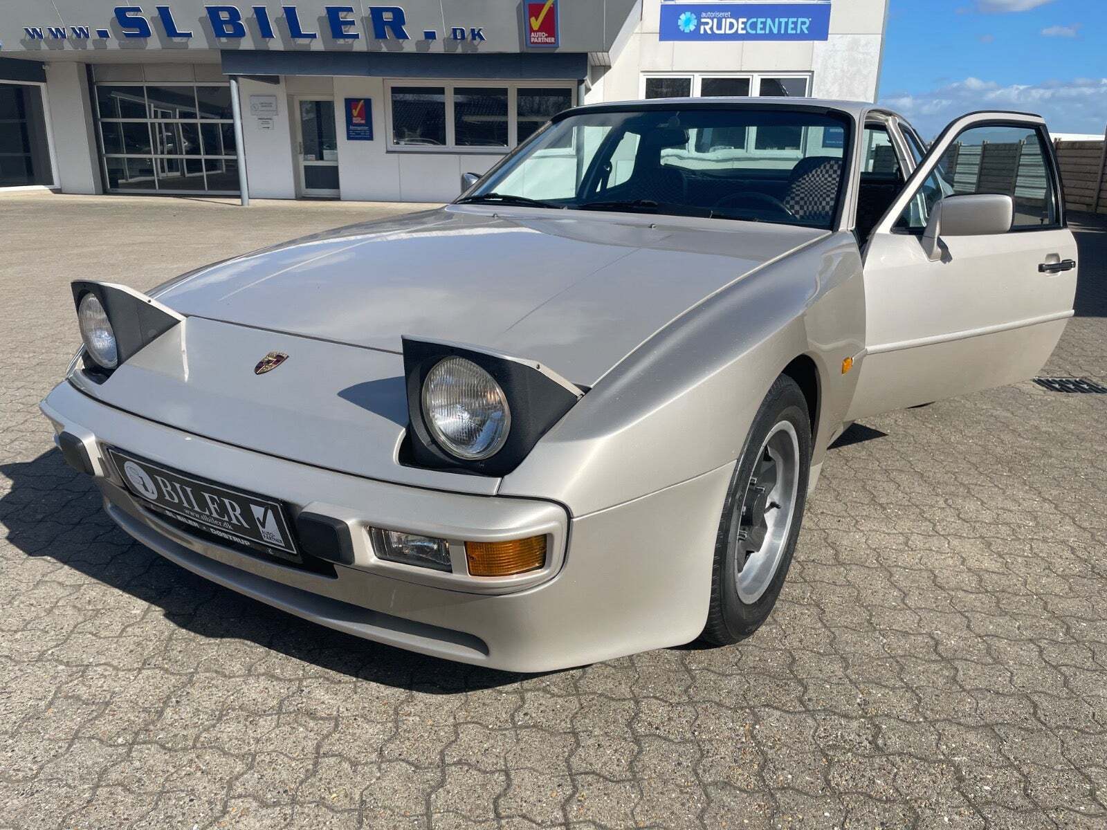 Beige Porsche 944 fra 1982 set udefra