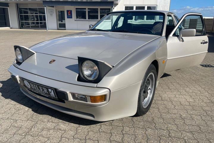 Beige Porsche 944 fra 1982 set udefra
