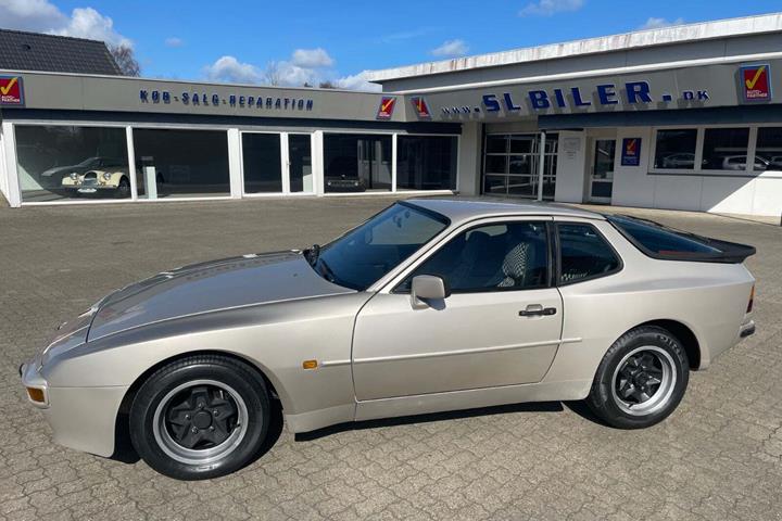 Beige Porsche 944 fra 1982 set udefra