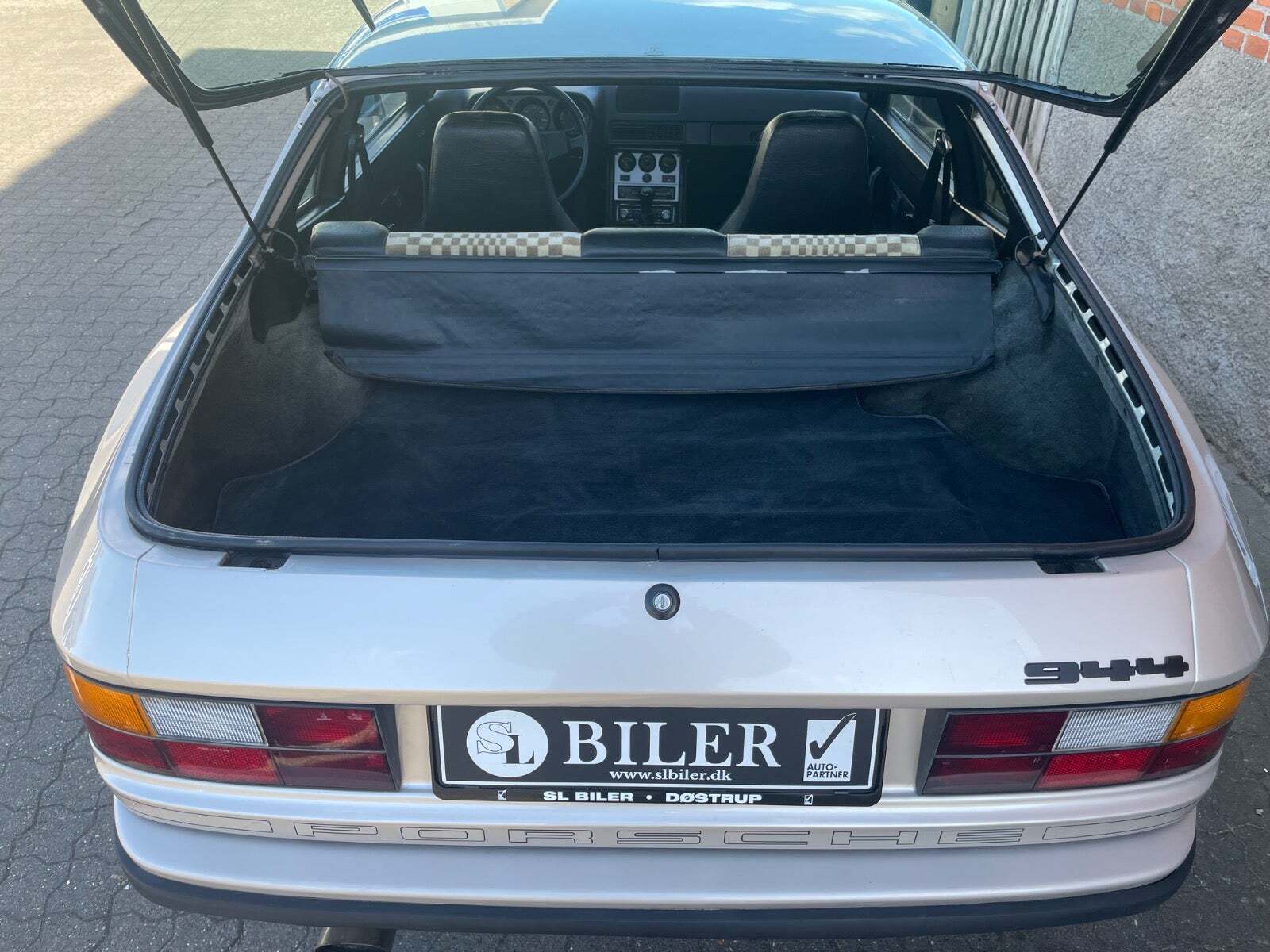 Beige Porsche 944 fra 1982 set udefra