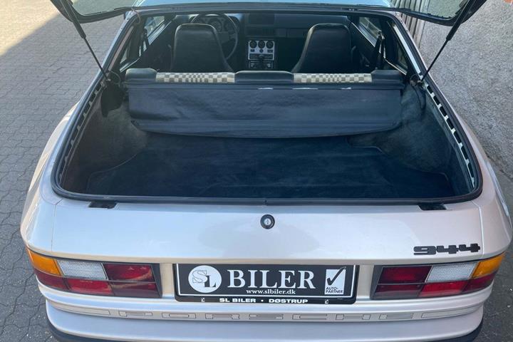 Beige Porsche 944 fra 1982 set udefra