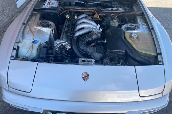 Beige Porsche 944 fra 1982