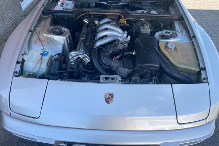 Beige Porsche 944 fra 1982 set udefra
