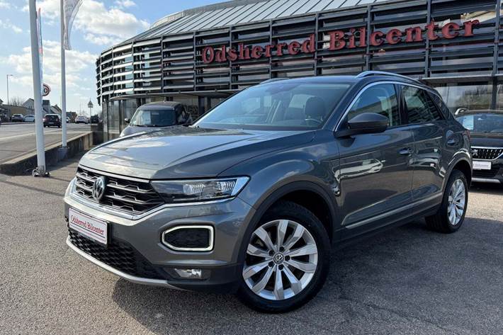 Grå VW T-Roc fra 2018 set udefra