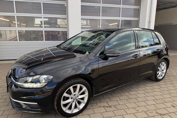Sort VW Golf VII fra 2019 set udefra