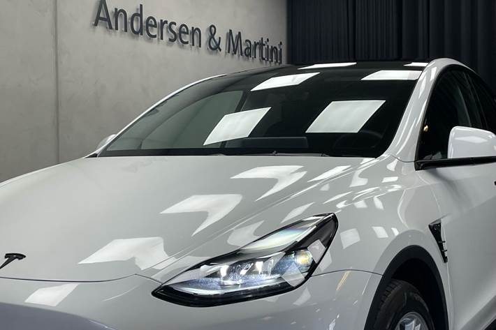 Hvid Tesla Model Y fra 2023
