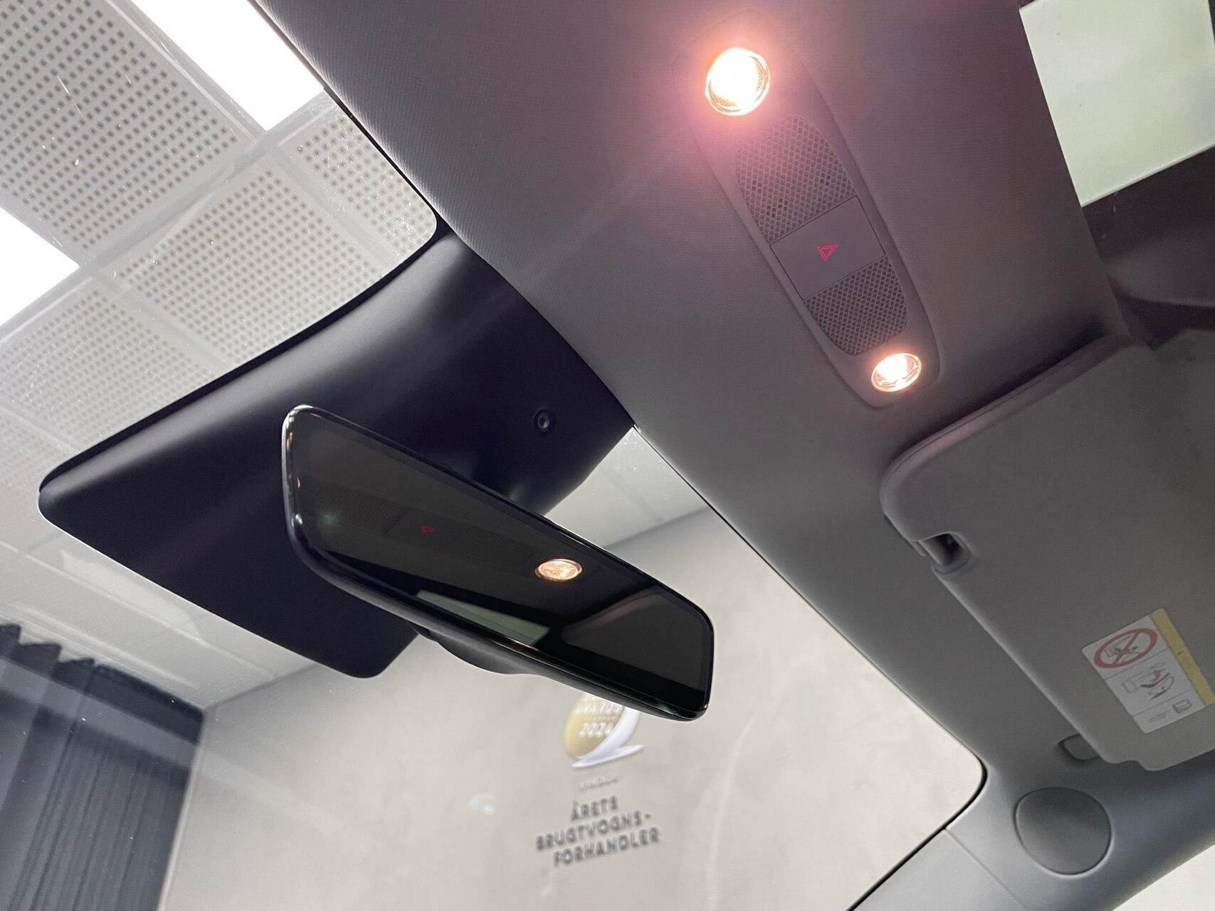 Hvid Tesla Model Y fra 2023