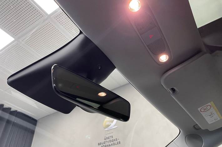 Hvid Tesla Model Y fra 2023