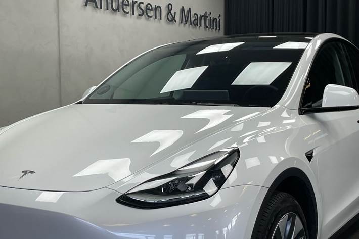 Hvid Tesla Model Y fra 2022