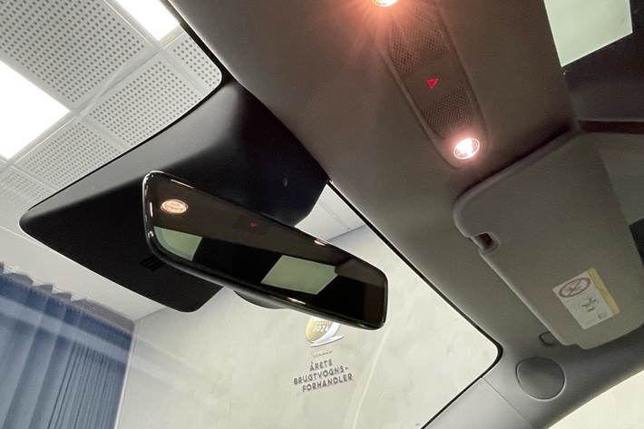 Hvid Tesla Model Y fra 2022