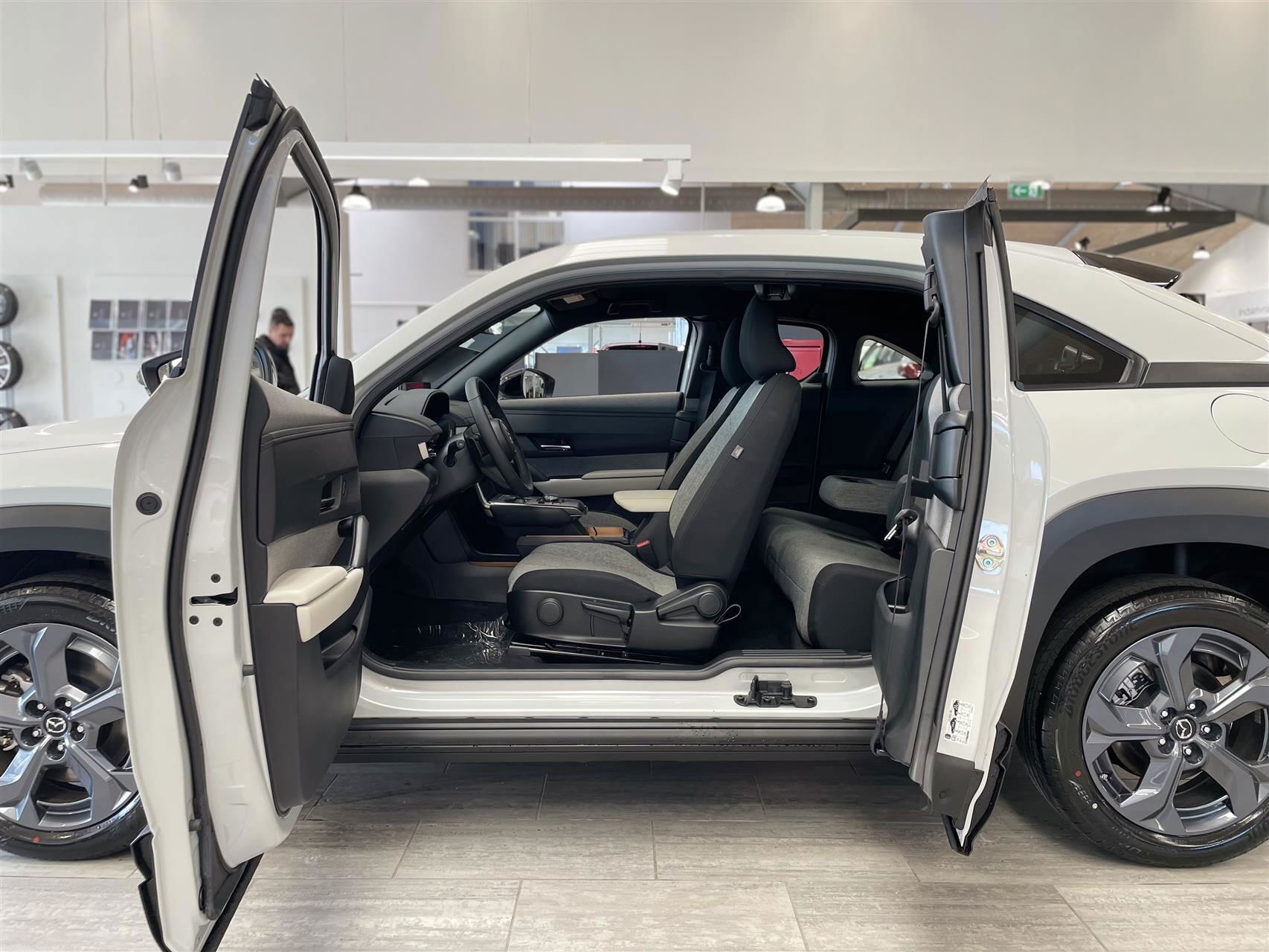 Mazda MX-30 0,8 e-Skyactiv R-EV  Plugin-hybrid Exclusive-Line 170HK 5d Trinl. Gear