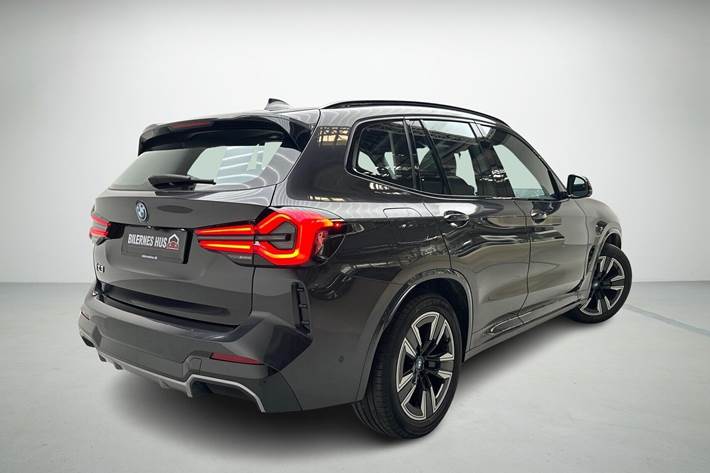 Grå BMW iX3 fra 2023
