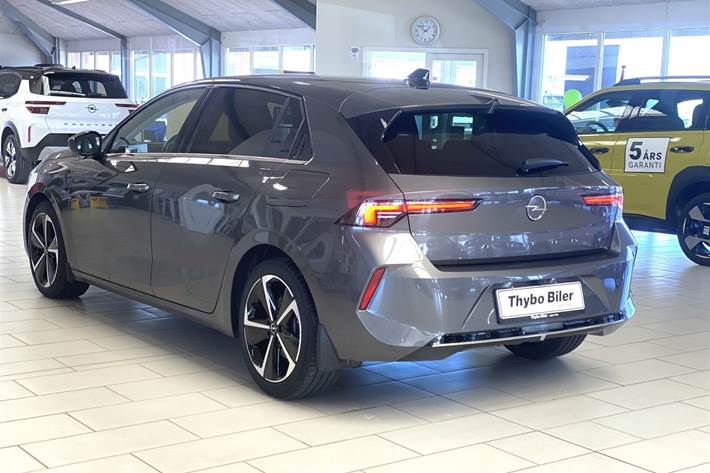Grå Opel Astra fra 2024