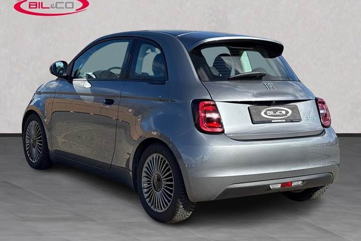 Grå Fiat 500e fra 2022