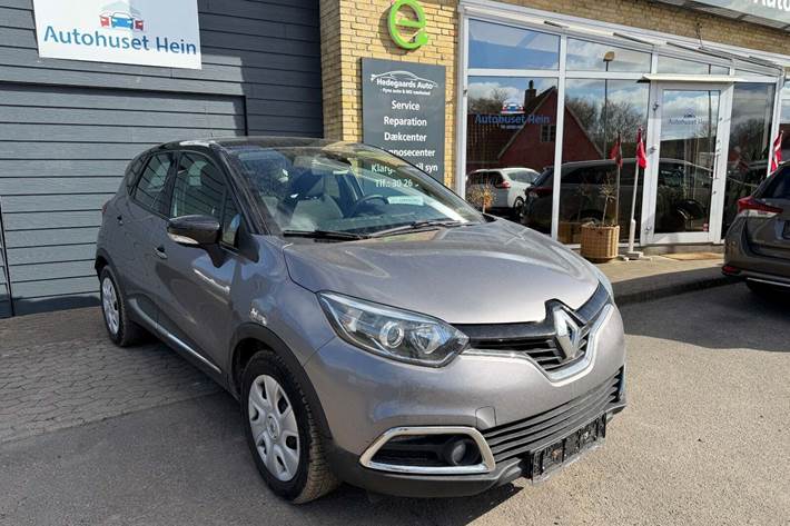 Grå Renault Captur fra 2015 set udefra