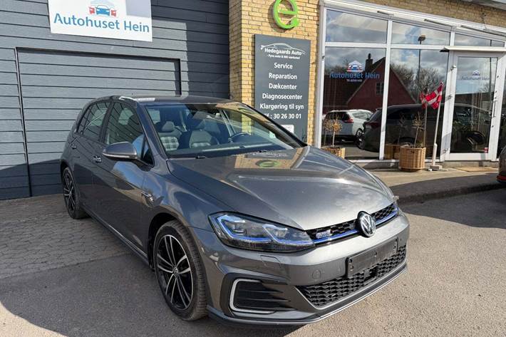 Grå VW Golf VII fra 2020