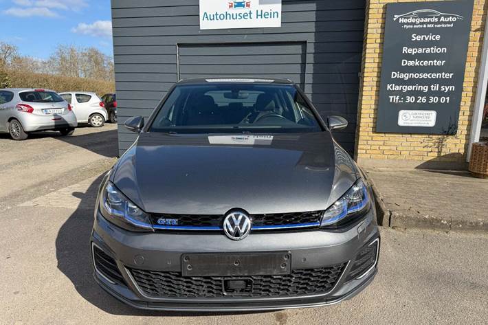 Grå VW Golf VII fra 2020