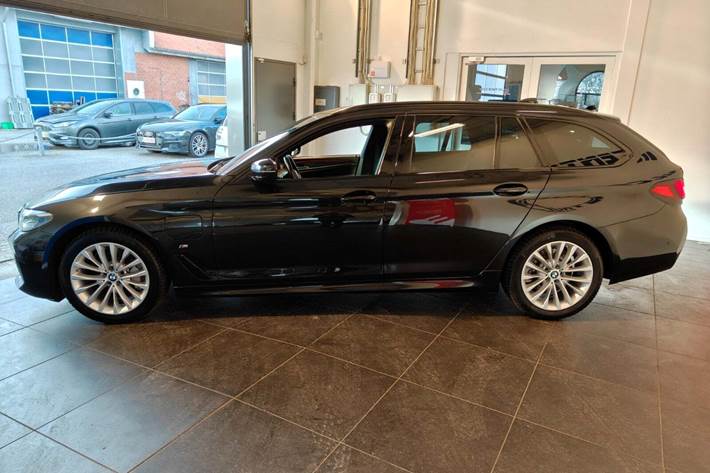 Sort BMW 530e fra 2022