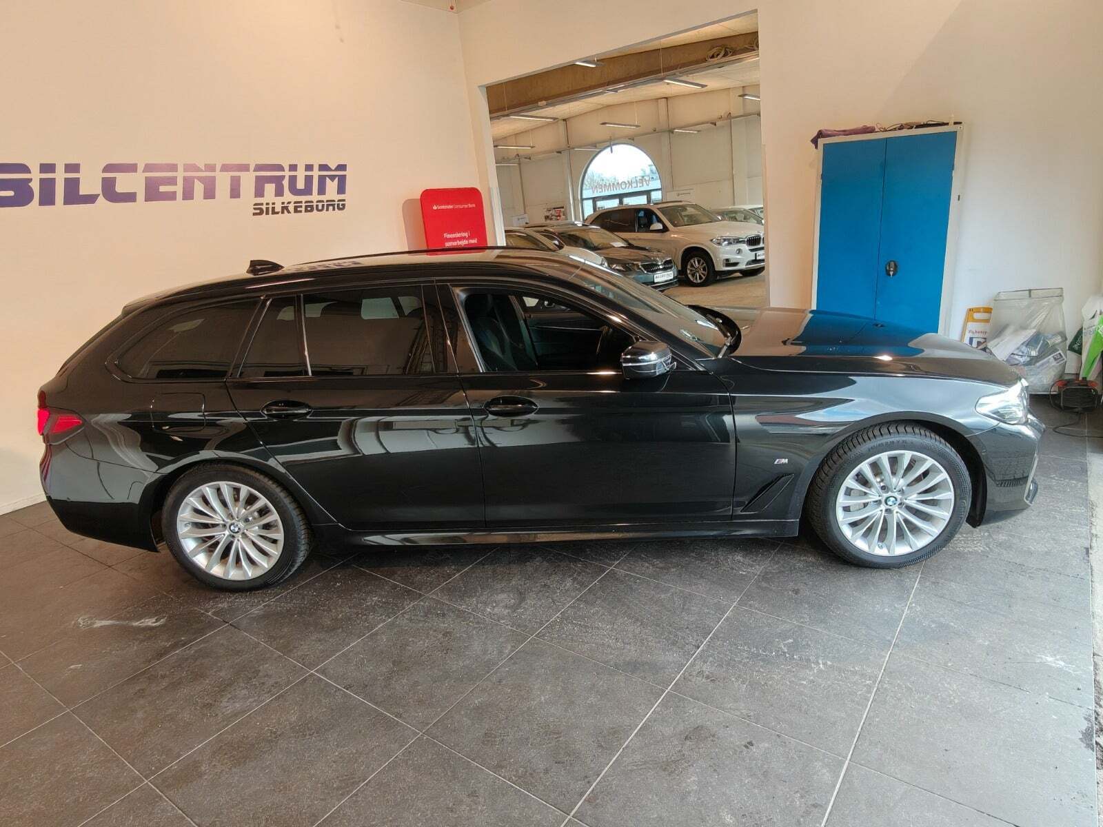 Sort BMW 530e fra 2022