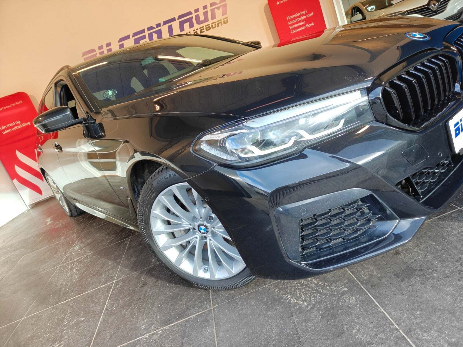 Sort BMW 530e fra 2022