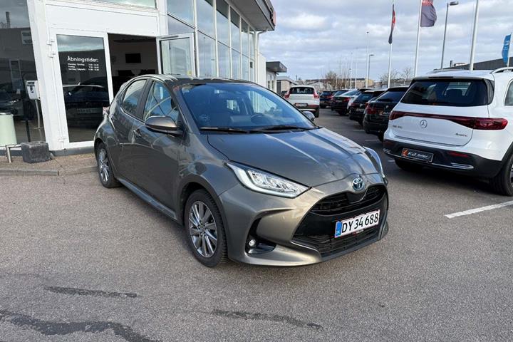 Grå Toyota Yaris fra 2022 set udefra
