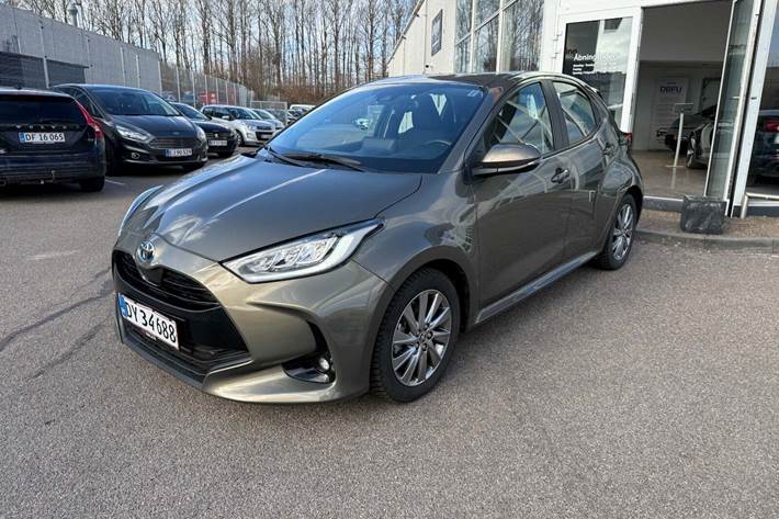Grå Toyota Yaris fra 2022
