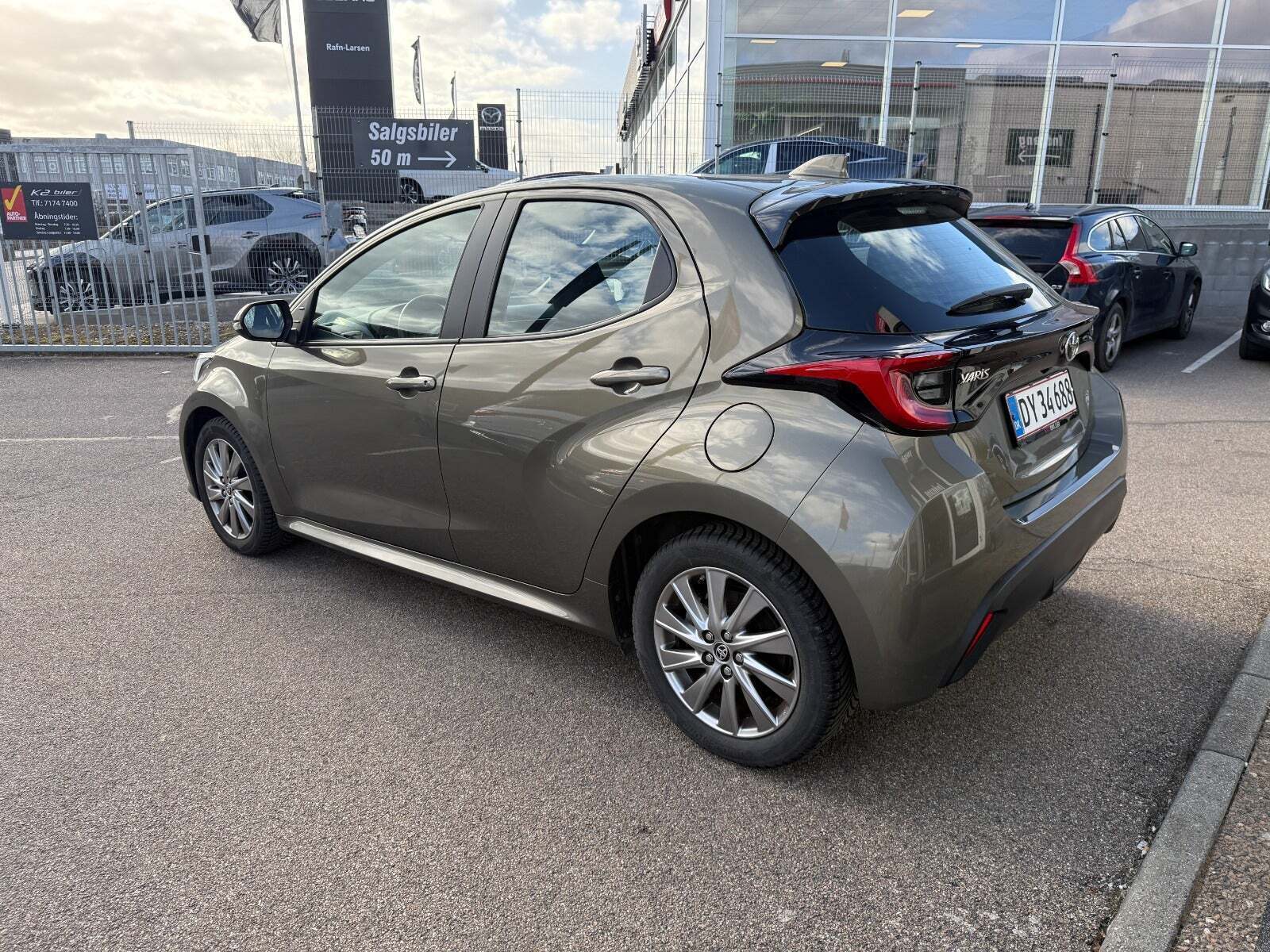 Grå Toyota Yaris fra 2022
