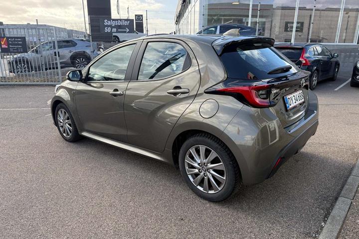 Grå Toyota Yaris fra 2022