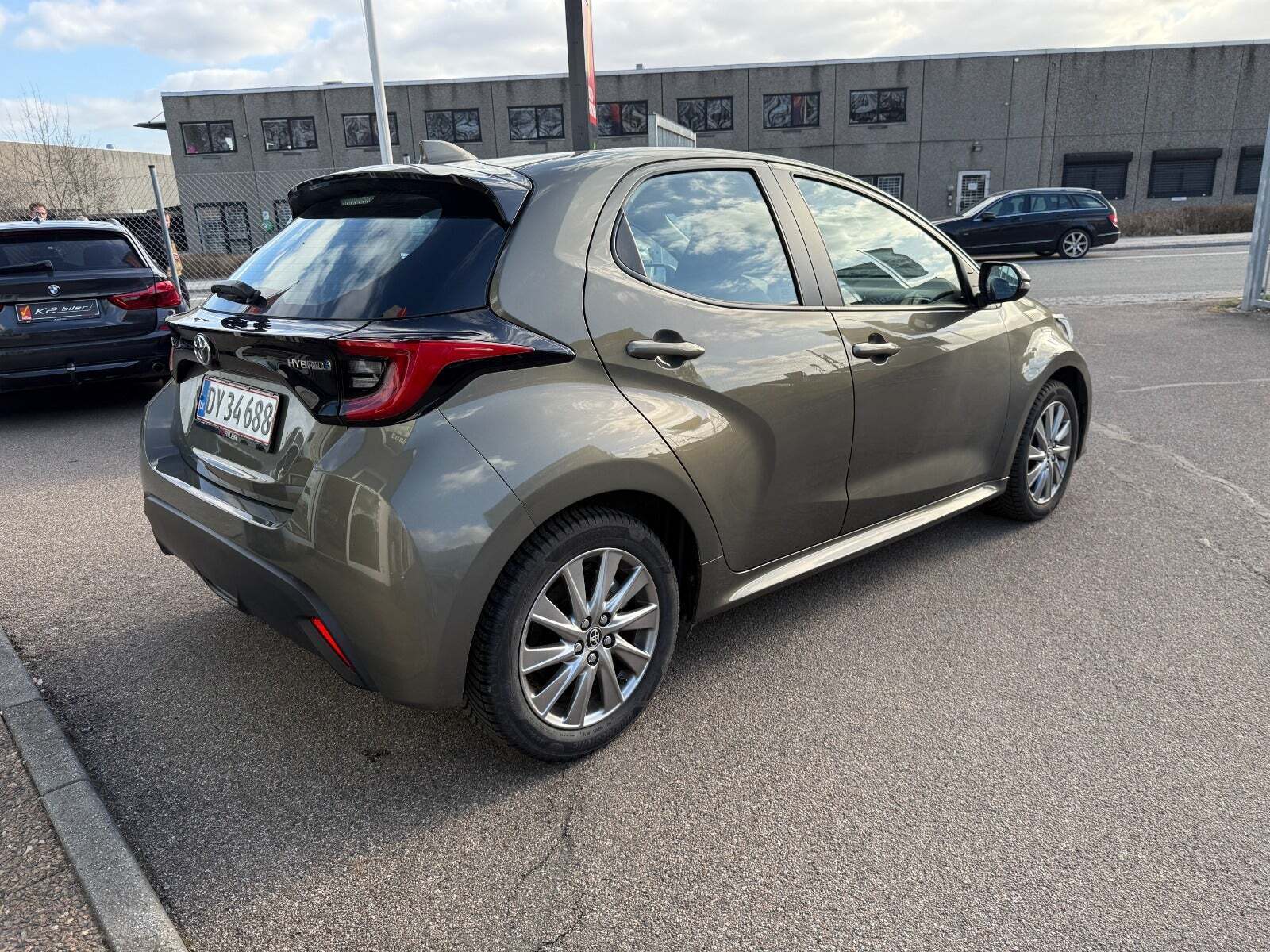 Grå Toyota Yaris fra 2022